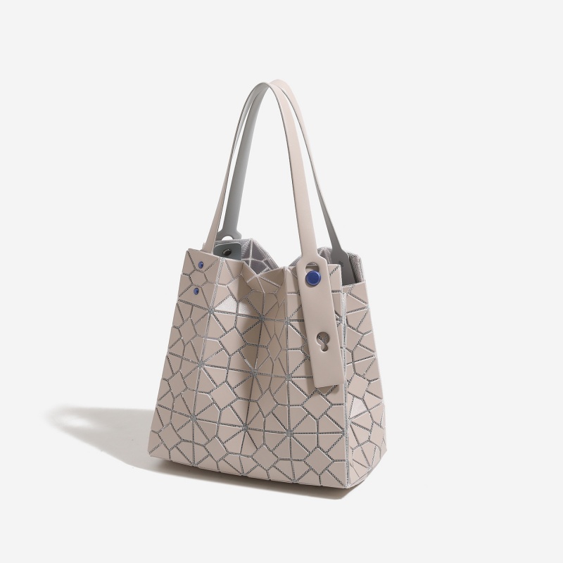 Tas Tote Geometris Berhias Ber - Women Bags 2026 Trends ulasan dan harga